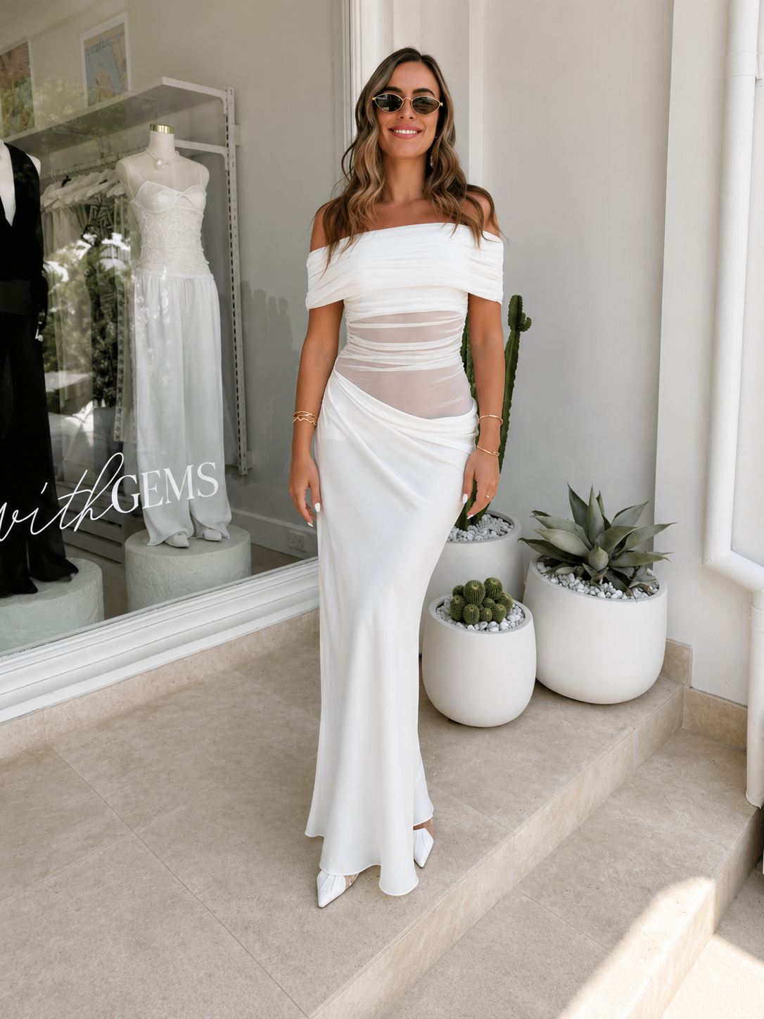 Vestido plisado de malla con hombros descubiertos