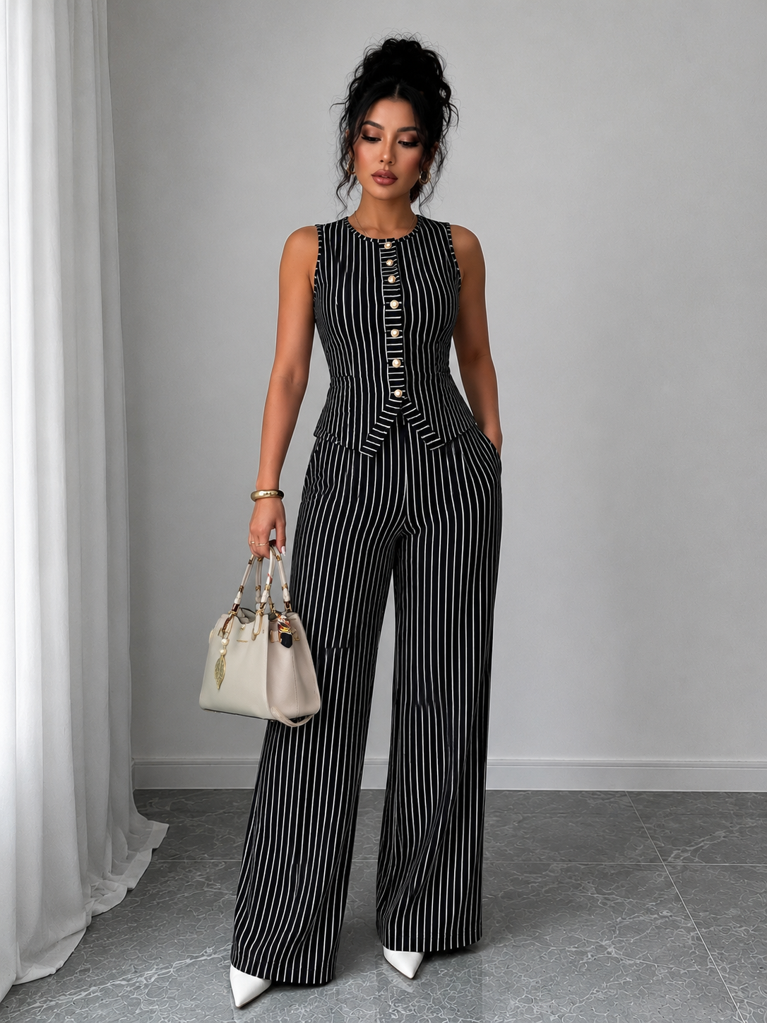 Conjunto de chaleco a rayas retro y pantalón de pierna ancha para mujer.
