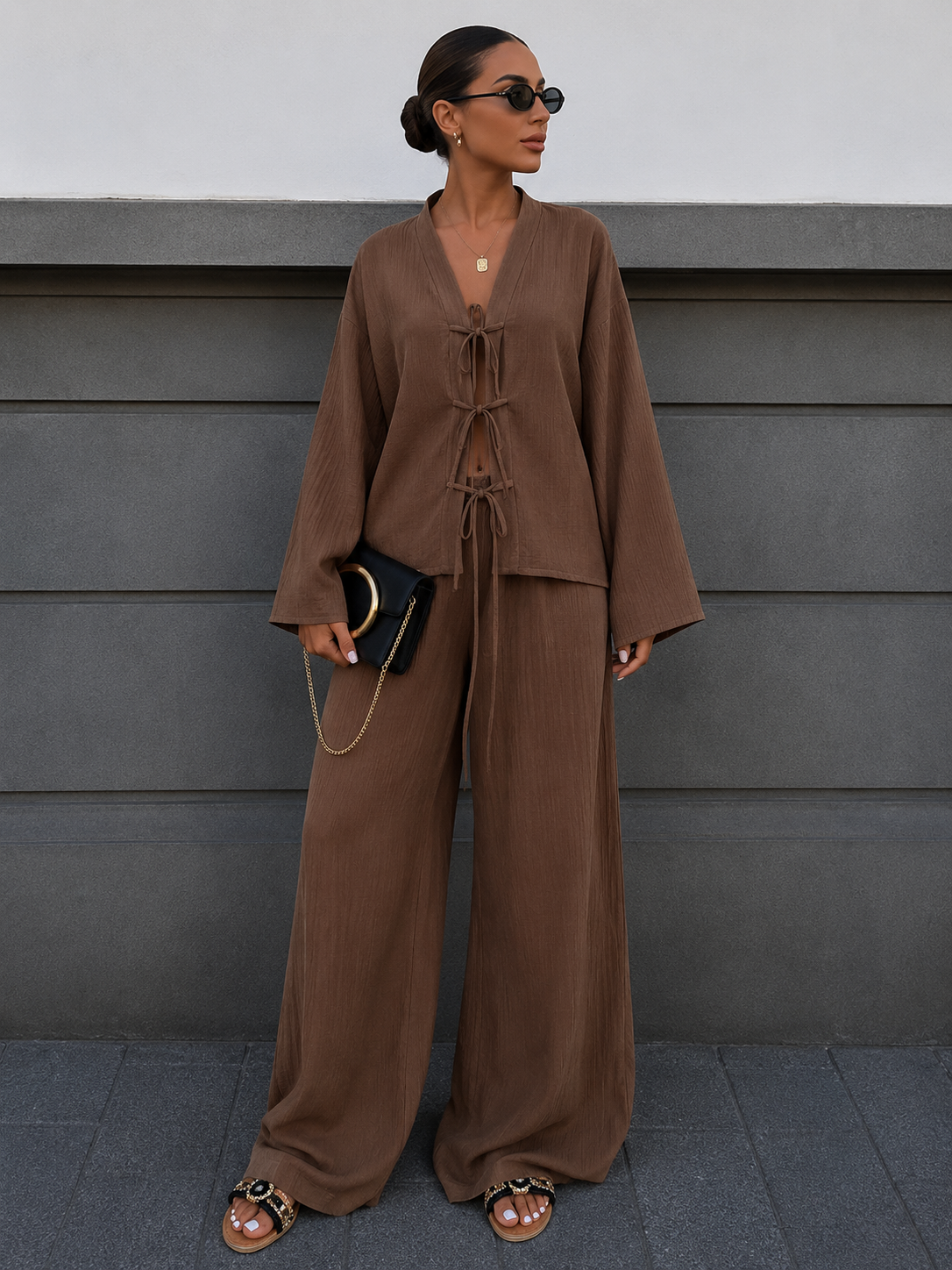 Elegante conjunto de camisa y pantalón con cinturón.