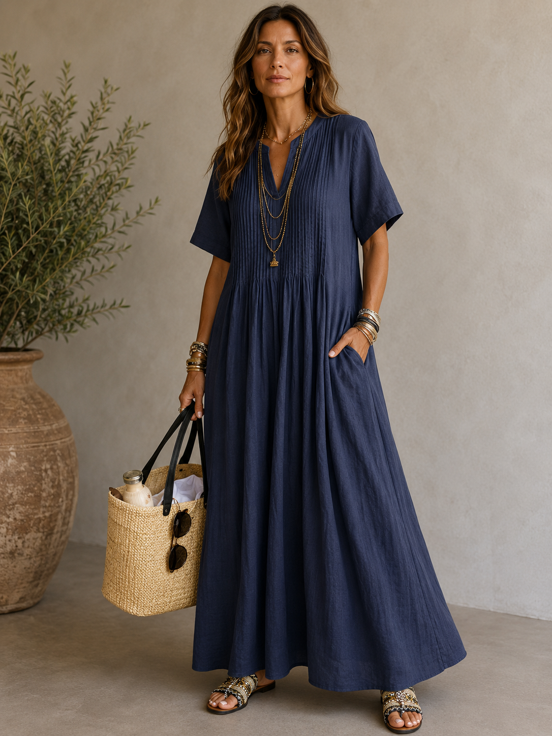 Vestido de mujer de algodón y lino con escote en V y pliegues.