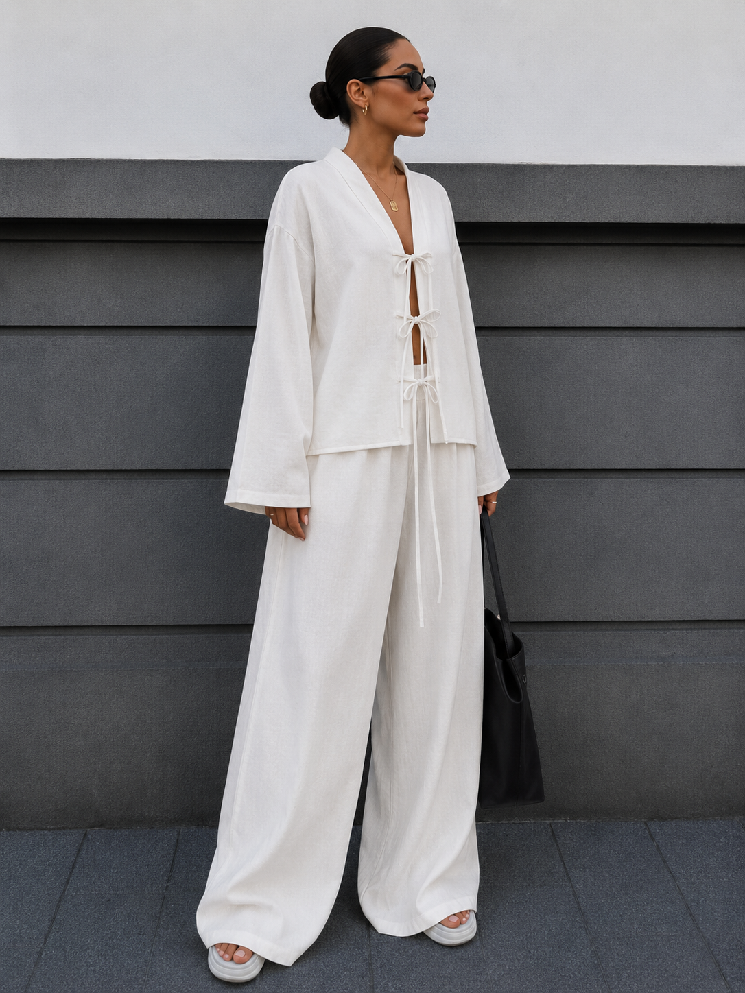 Elegante conjunto de camisa y pantalón con cinturón.