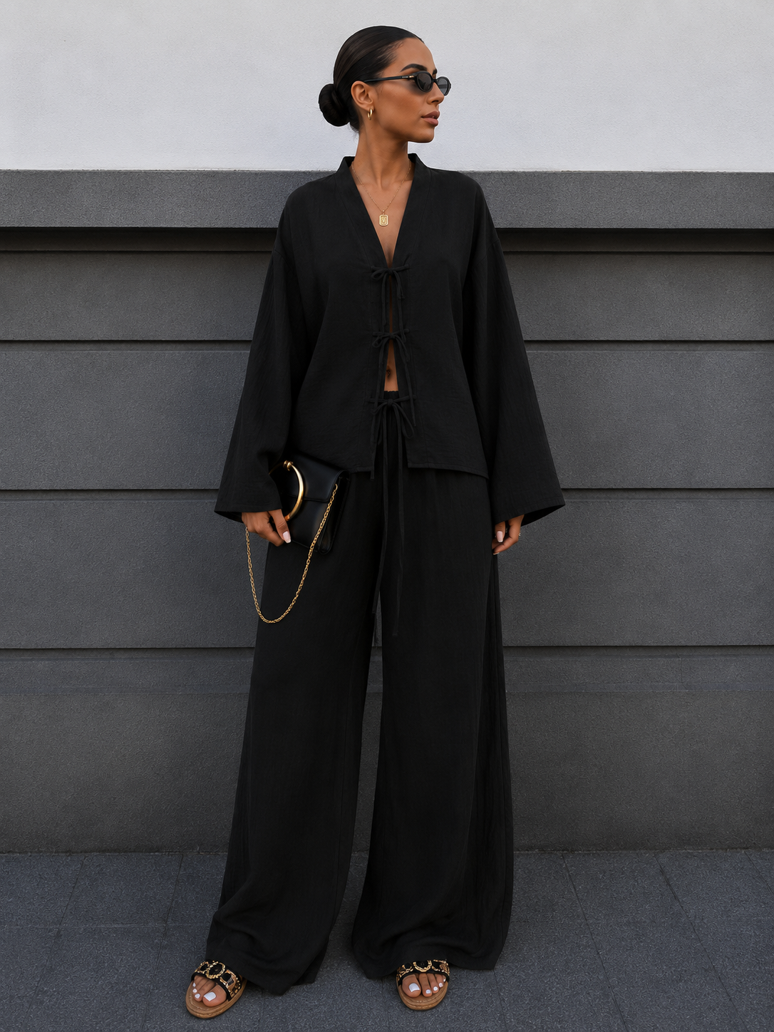 Elegante conjunto de camisa y pantalón con cinturón.
